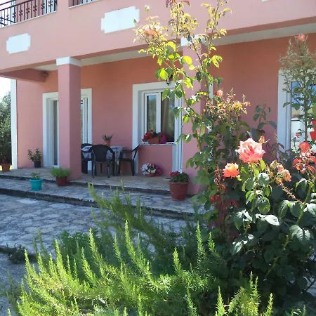 Semesterbostad Karoubis House Kavallouri